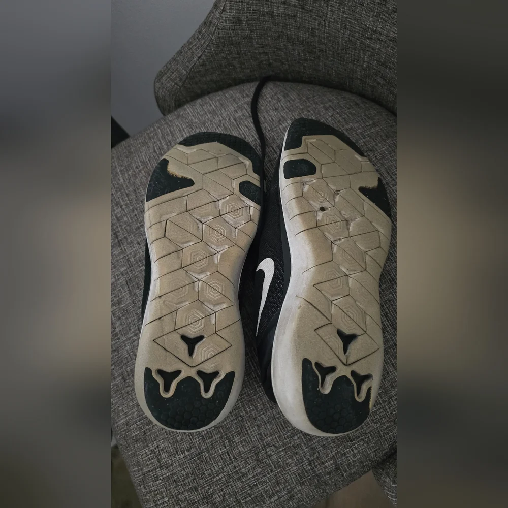 Nike Flywire Black and White Sneakers - Picture 4 of 5